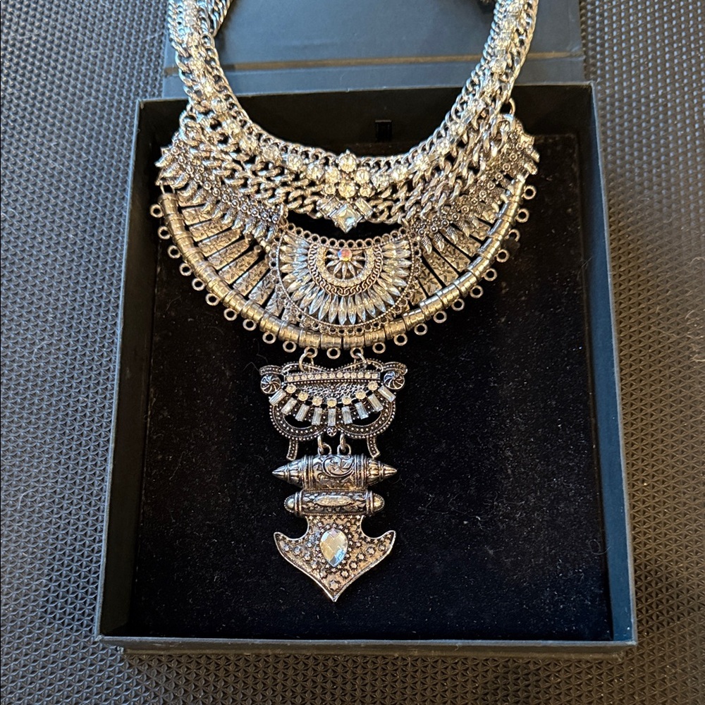 Intricate Silver Necklace with Ornate Detailing